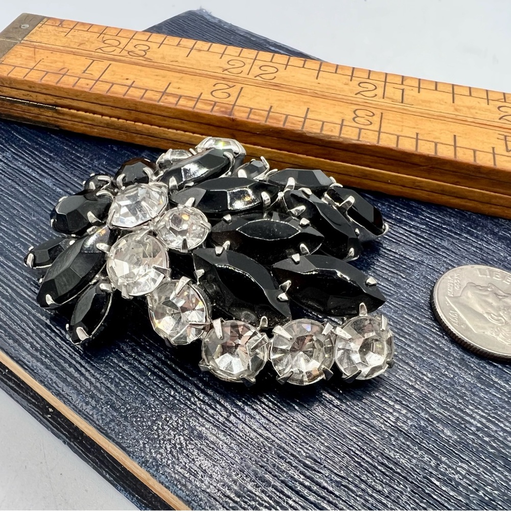Vintage silver tone brooch pin with black & clear rhinestones costume jewelry - Picture 2 of 8